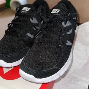 (DM9057 001) NIB Nike Free Run 2 black/white/dark grey sz 8 Womens